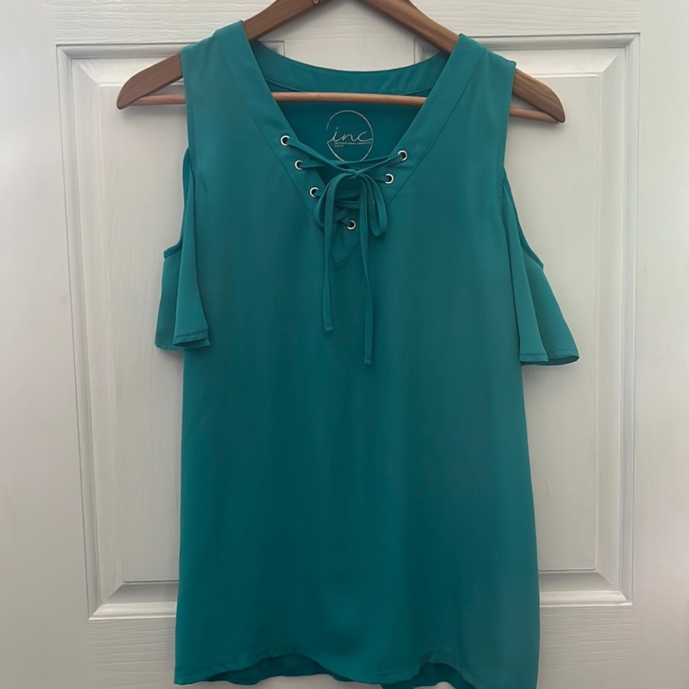 PRE-OWNED INC WOMEN'S COLD SHOULDER LATTICE FRONT BLOUSE- PETITE MEDIUM